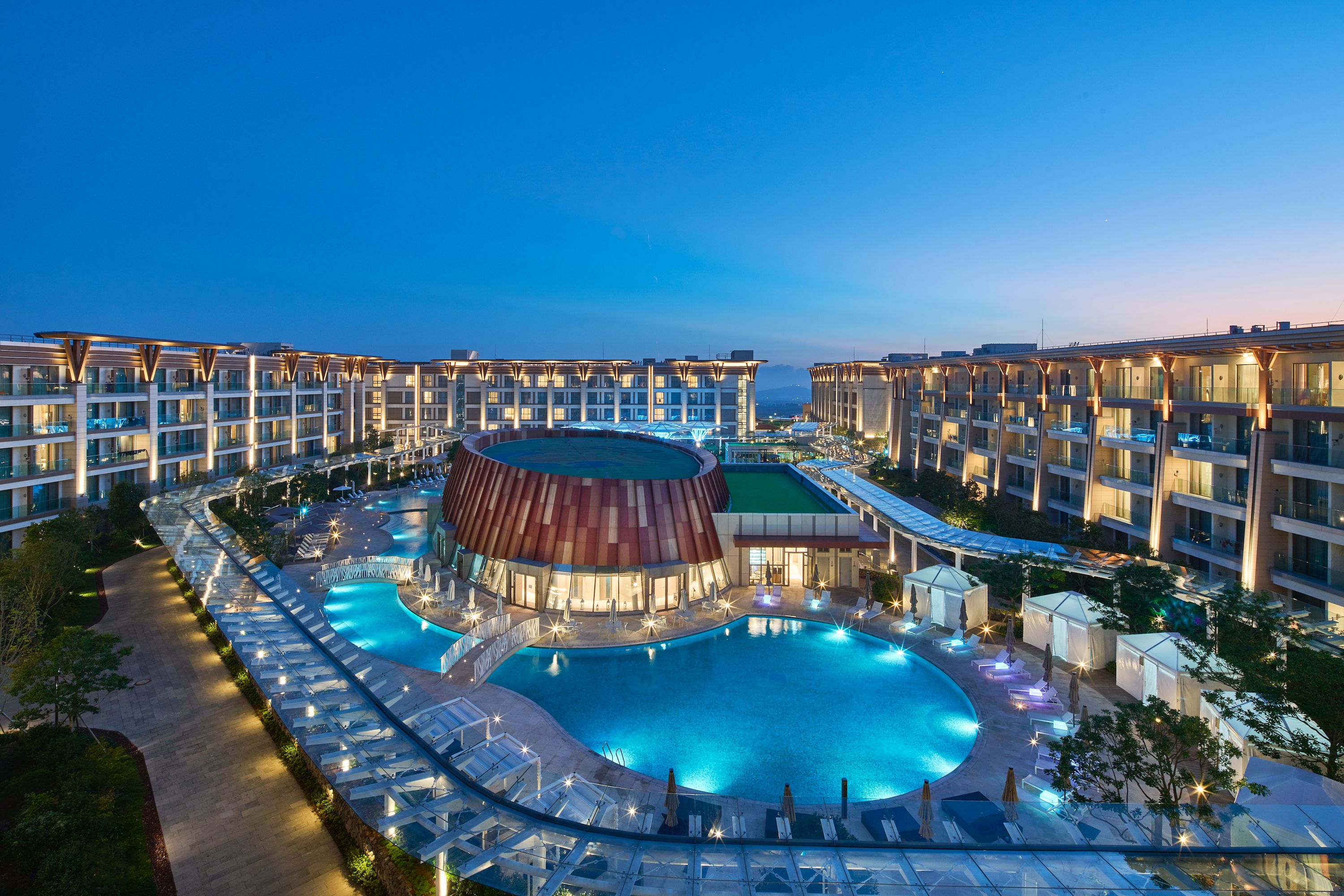 MH_CJUMJ_Mosil_Pool_Night.jpg